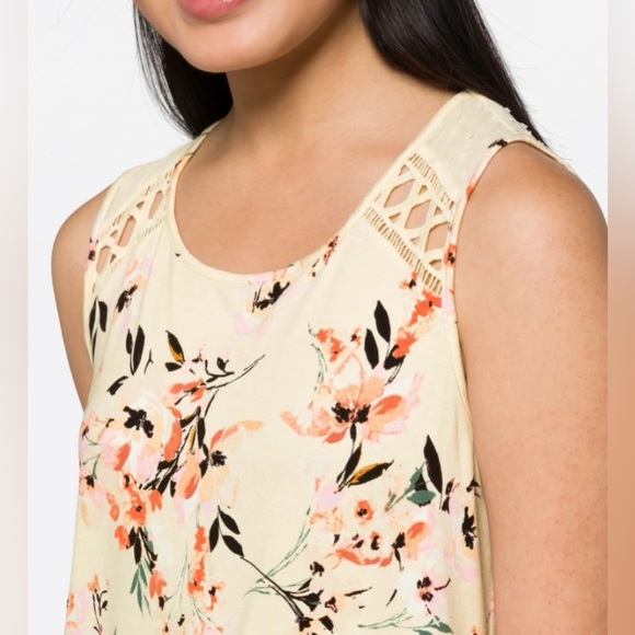 NWOT Lace Crochet Detail
Flower summer Knit Top - Picture 4 of 8